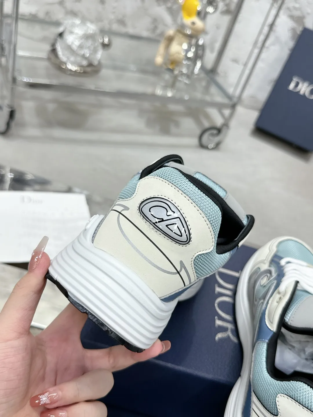 Men's men's shoes 💰600❤️❤️❤️High version Dior Dior's latest color matching B30 series reflective dad sneakers original 17380💰 purchased for development and production Brand new B30 sneakers Dad Shoes style shoes that follow the trend of the retro market The Dior logo on the tongue also indicates that this pair of shoes is the B30 model! B30 uses fine-textured leather and mesh cloth materials to form a shoe body. There are conspicuous letters CD on both sides of the shoe body to indicate identity. Many lines on the shoe body outline details to make the shoes look less monotonous and full of retro flavor. The delivery counter is exquisitely packaged🛍📦 ▪️Fabric: Original customized technical fabric + mesh ▪️Inner lining: Customized breathable lining ▪️Outsole: Original molded IP foam + TPU outsole ▪️Sole thickness: 3.5CM ▪️Size: Women’s size 35-40 / Men’s size 39-46